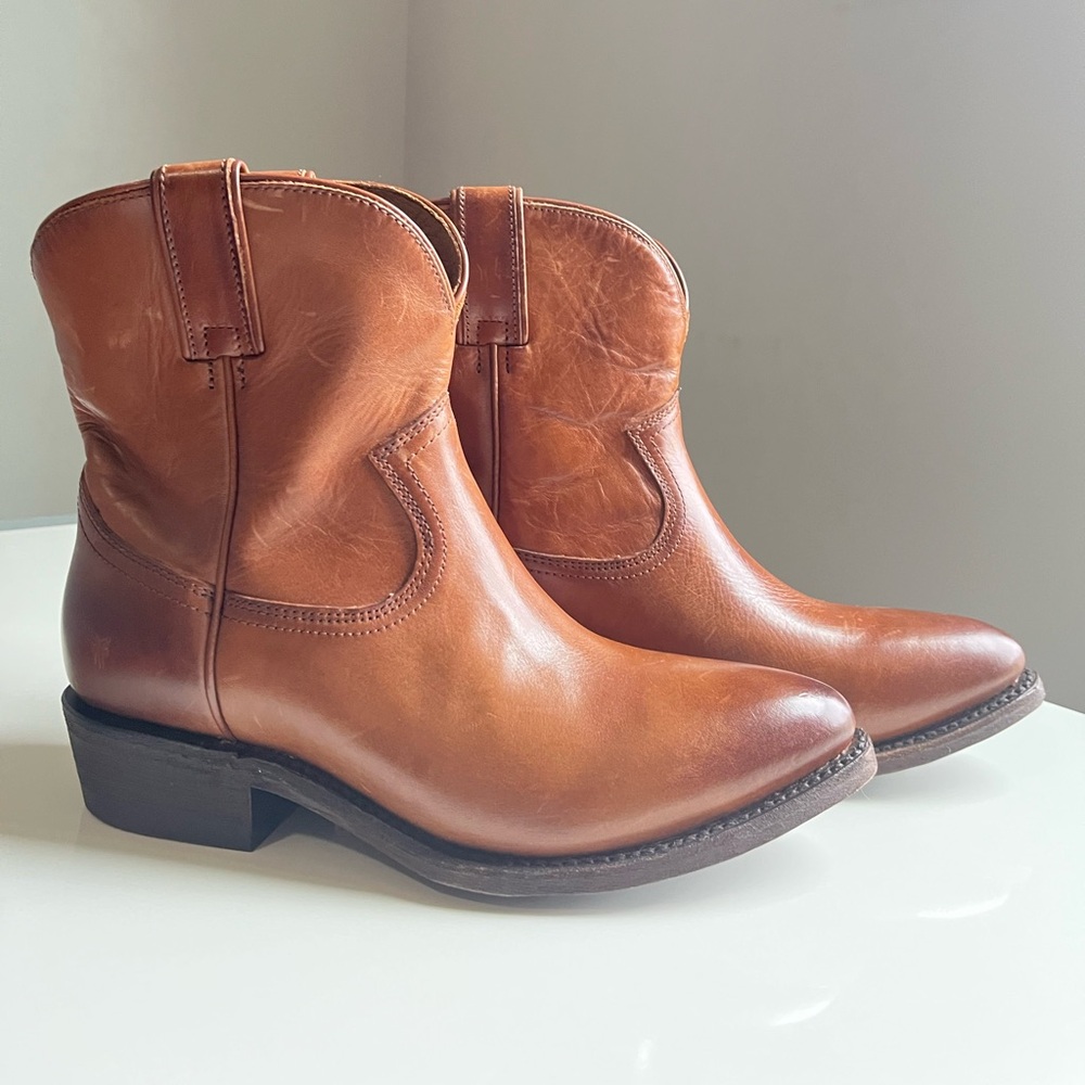 Frye Billy Short Cognac Leather Western Pull On Ankle Boots NWOT Size 8.5